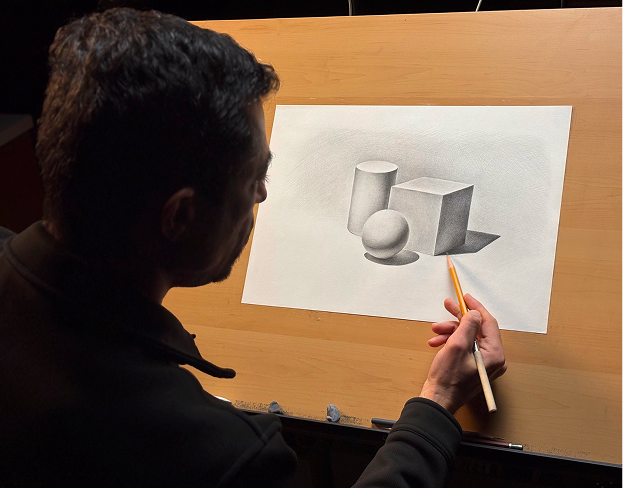 Mão desenhando formas geométricas